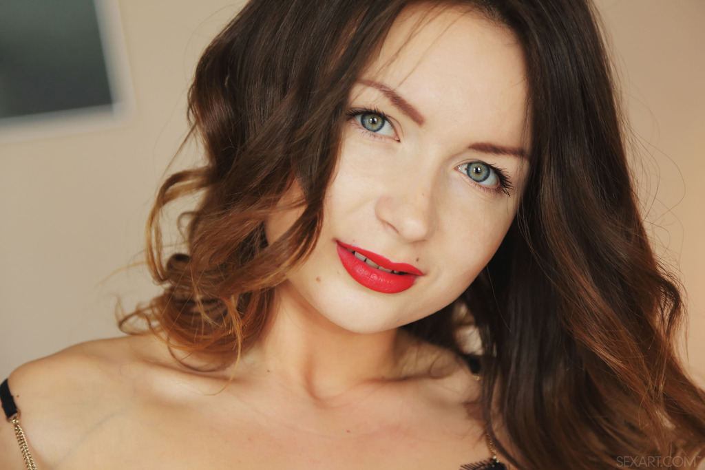 Alexa Day Gets Naked And Shows Her Shaved Pussy