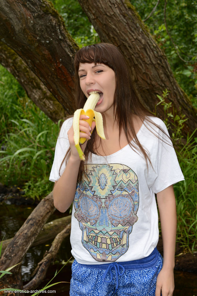 Alma Nude Ladie Get Naked Outdoors