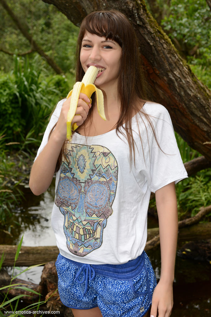 Alma Nude Ladie Get Naked Outdoors