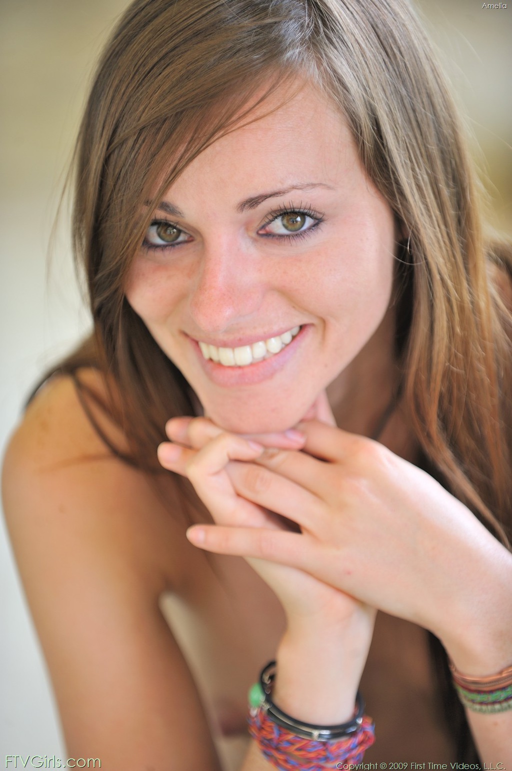 Amateur Hottie Amelia Shows Striptease