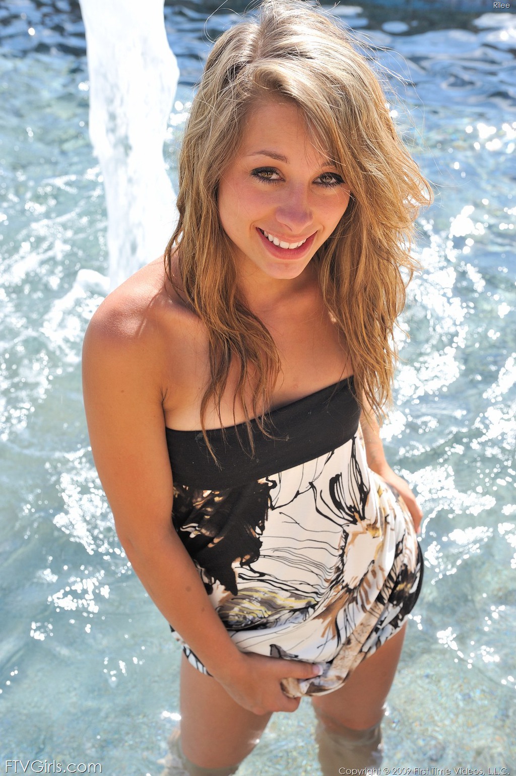 Amateur Babe Rilee Gets Naked