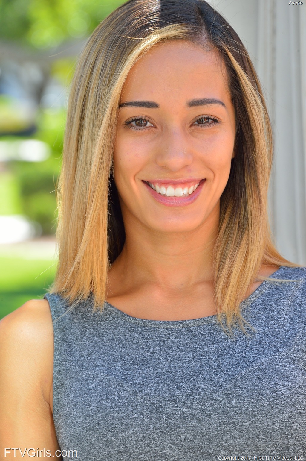 Amateur Hottie Averie Shows Her Young Ass