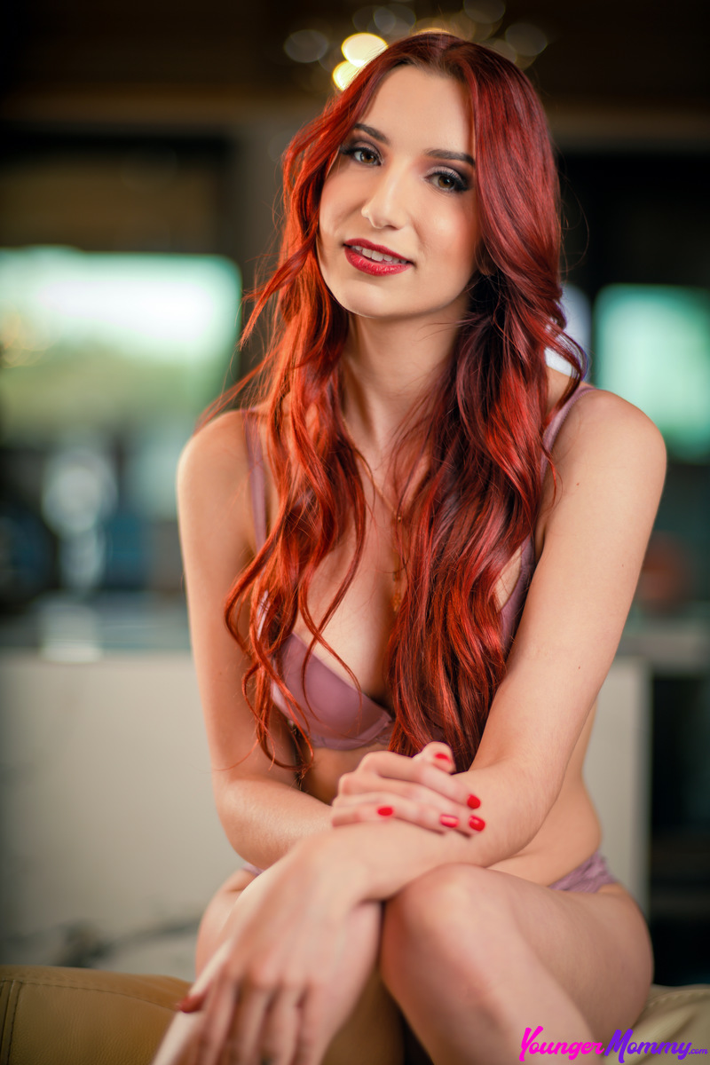 April Snow Spreads Her Thighs So Guy Can Eat Her Hairy Twat Out