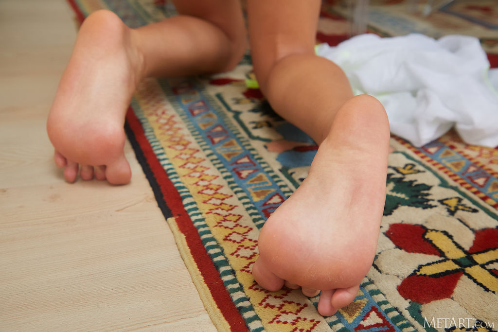 Ara Mix With Lush-lipped Pussy Pouting Open Invitingly As She Parts Her Slender Thighs