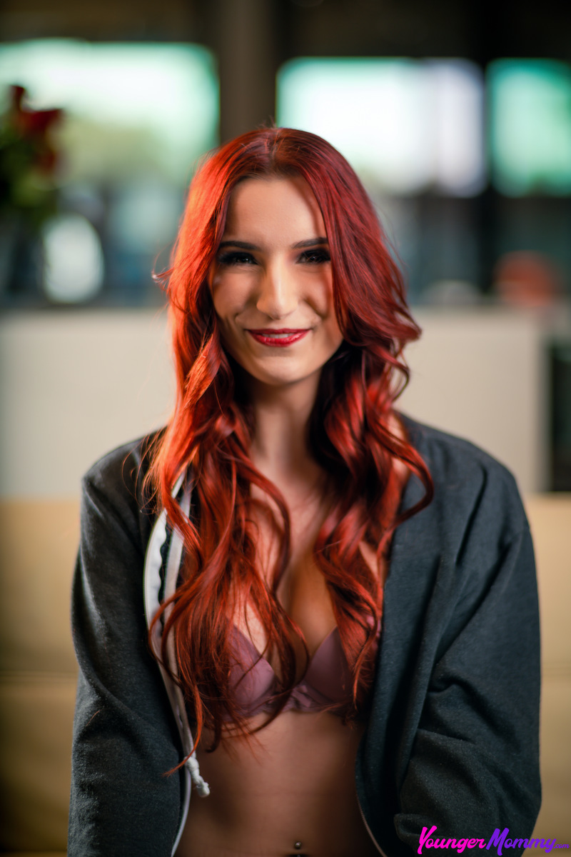 April Snow Spreads Her Thighs So Guy Can Eat Her Hairy Twat Out