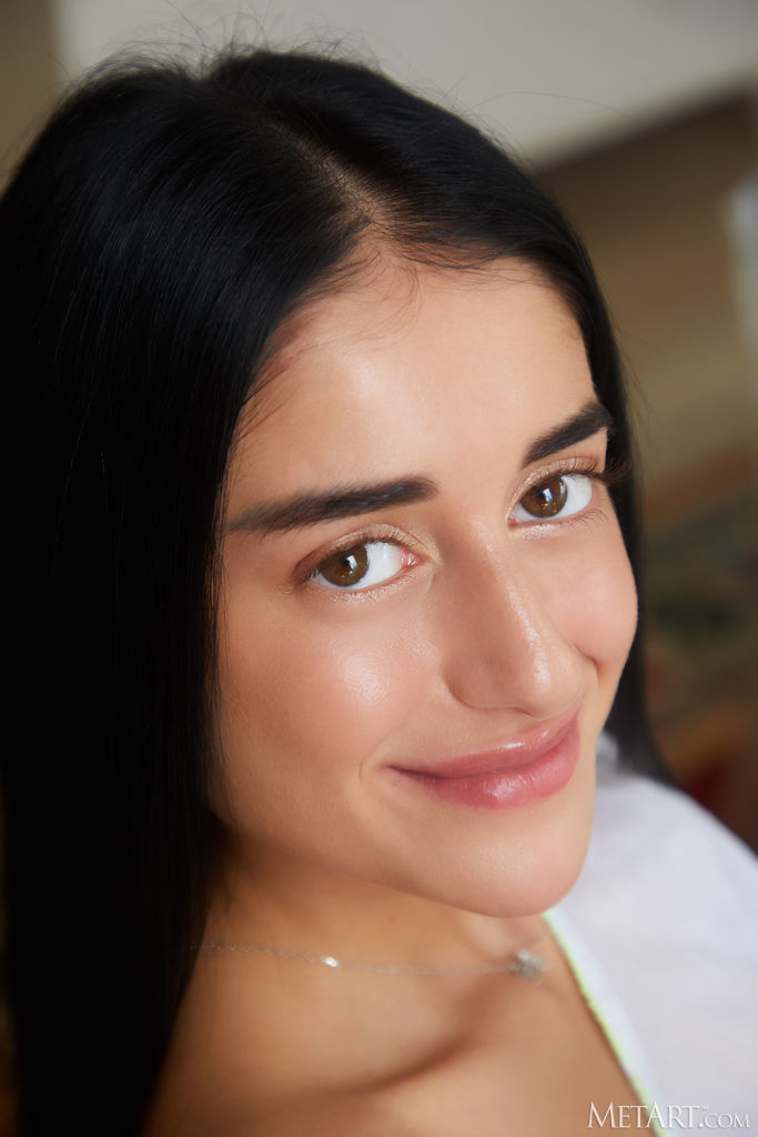 Ara Mix With Lush-lipped Pussy Pouting Open Invitingly As She Parts Her Slender Thighs