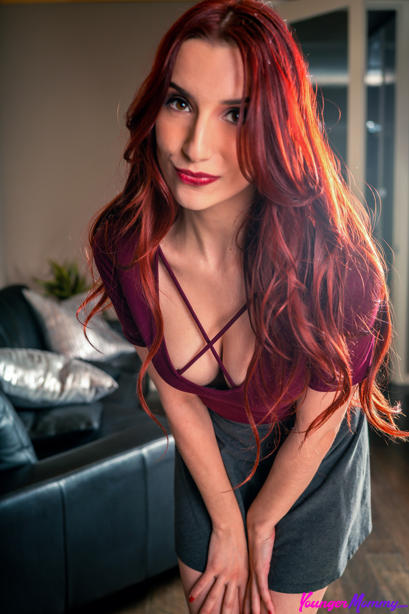 April Snow Spreads Her Thighs So Guy Can Eat Her Hairy Twat Out