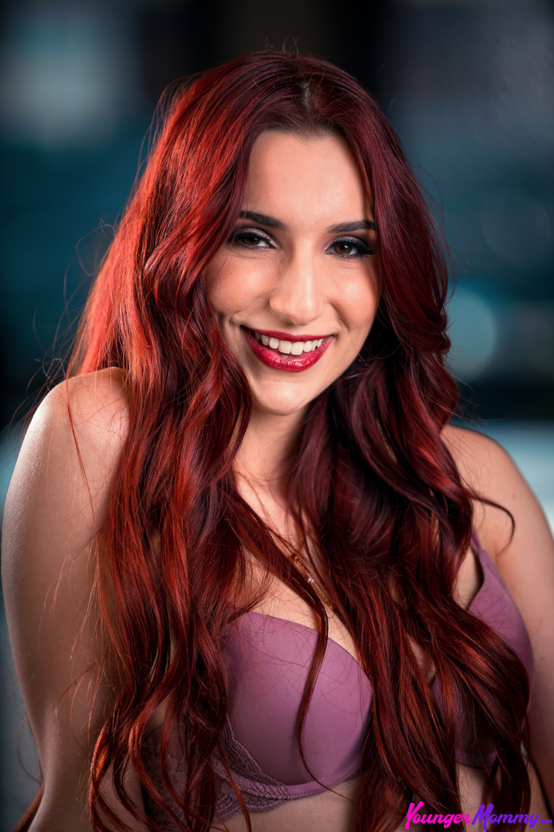 April Snow Spreads Her Thighs So Guy Can Eat Her Hairy Twat Out