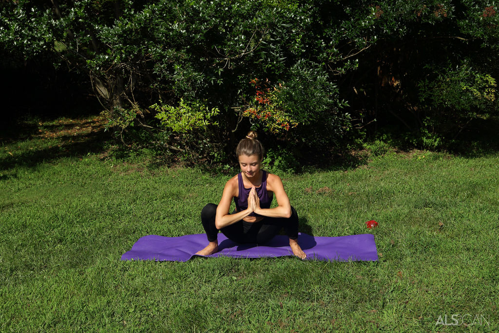 Asuna Amazing Model In Beautiful Black Leggings