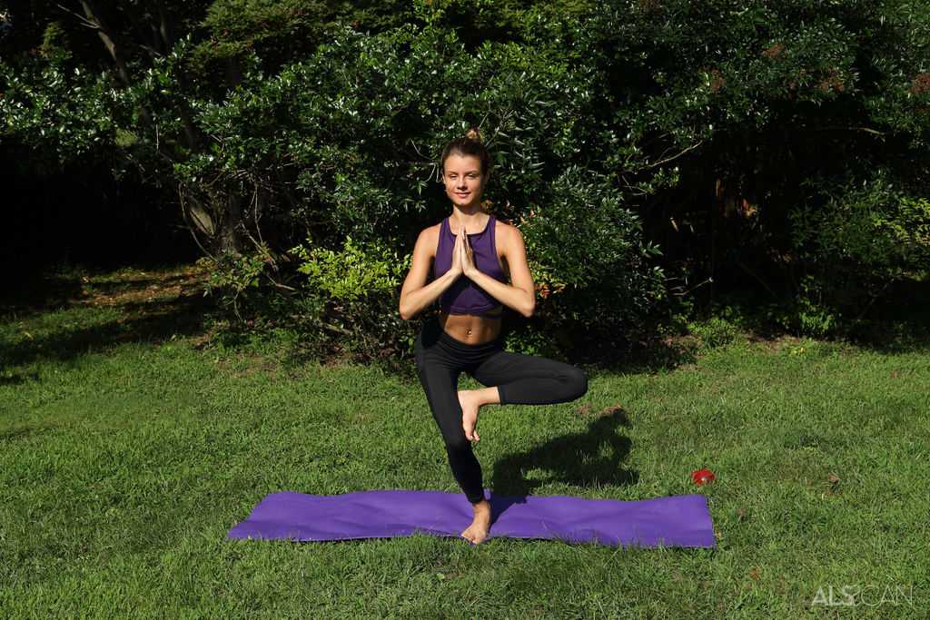 Asuna Amazing Model In Beautiful Black Leggings