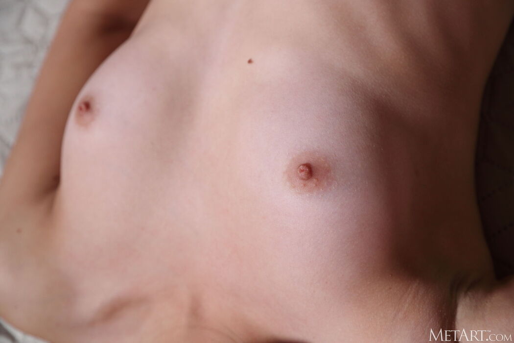 Ava Shows Curvy Ass And Plump-lipped Pussy