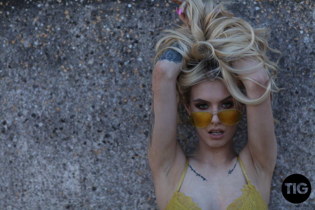 Blonde Girl Saskia Valentine With Tattooes