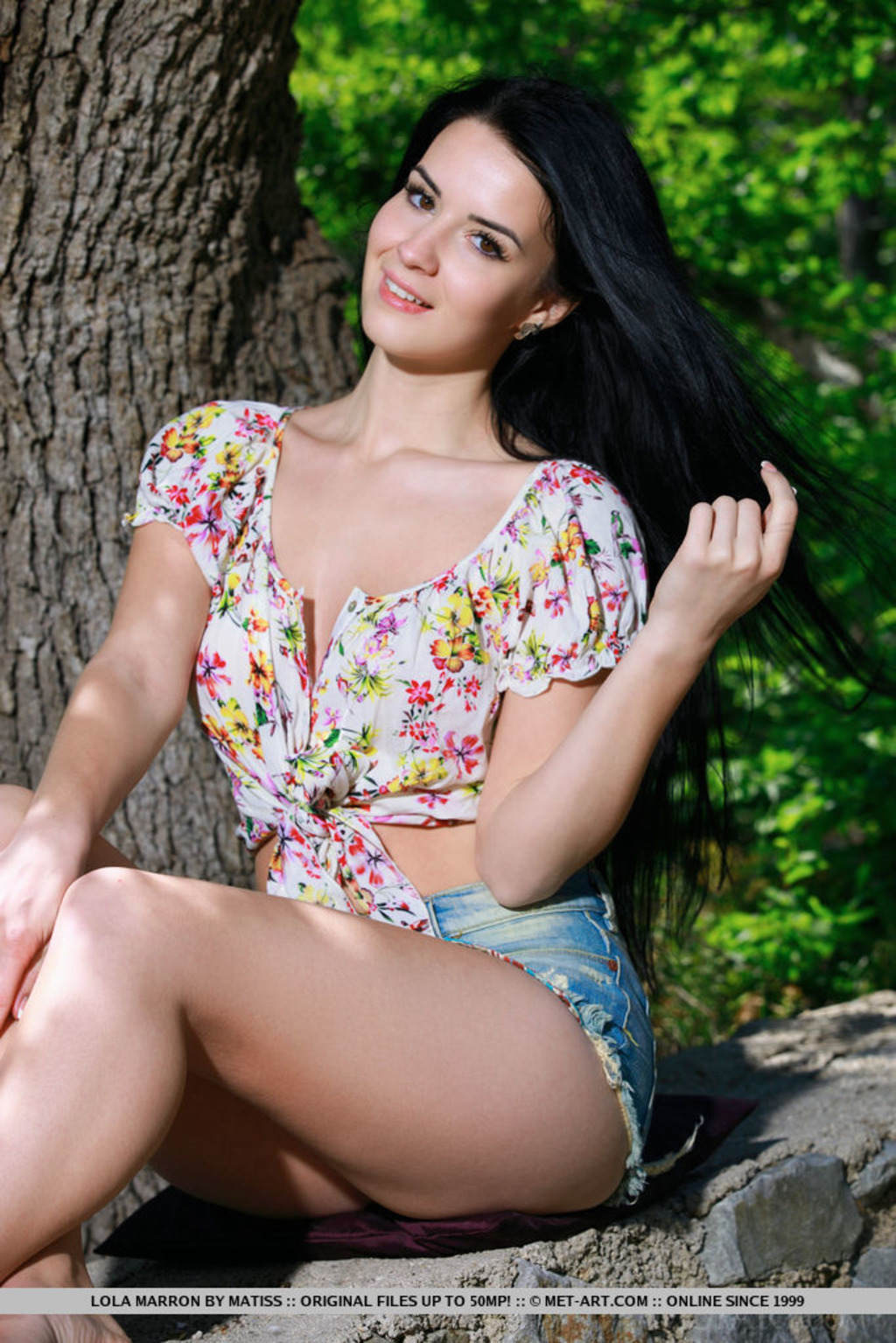 Black-haired Girl Lola Marron