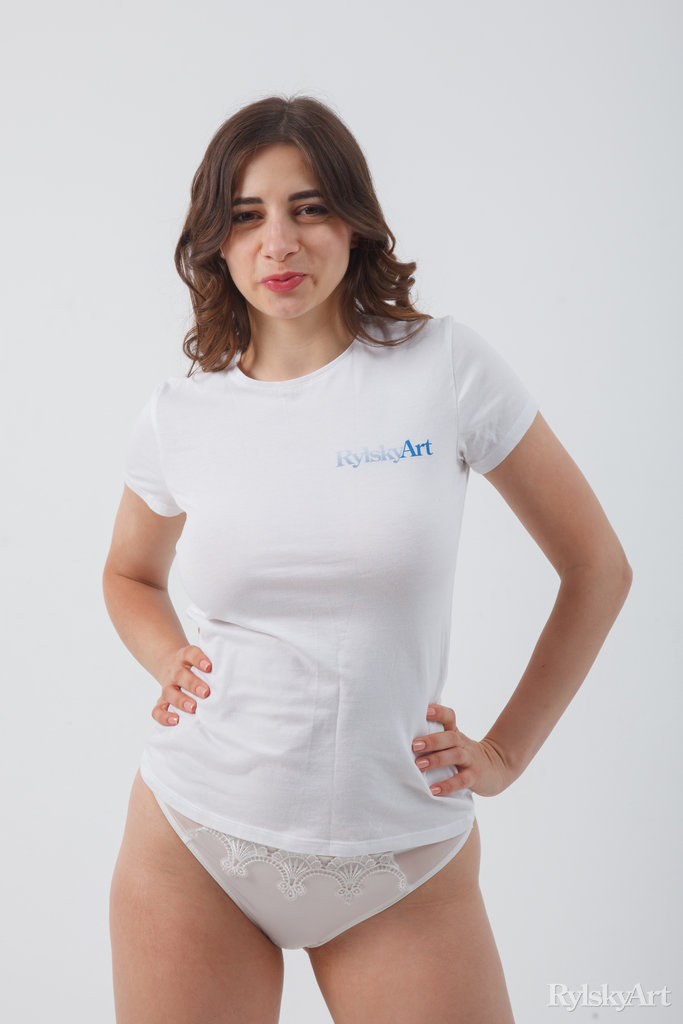 Big Boobs Hottie Elle Mira Shows Her Amazing Body Cover Photo