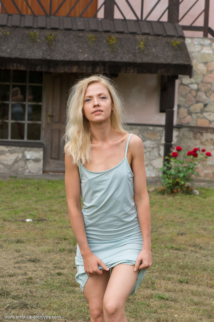 Blonde Teen Camelia Getting Naked Outdoors