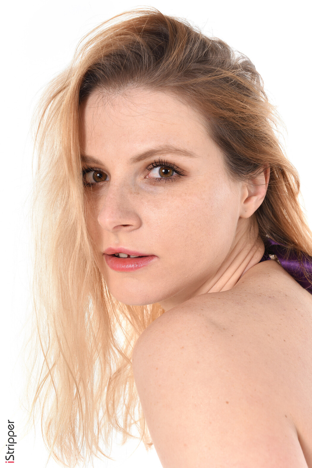 Blocnde Chick Takha Spreads Her Legs