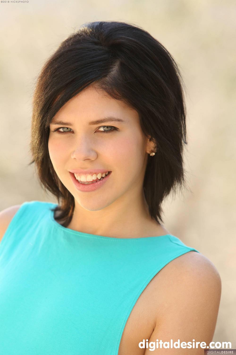 Britt Shields Very Nice Girl Spreads Her Legs Wide