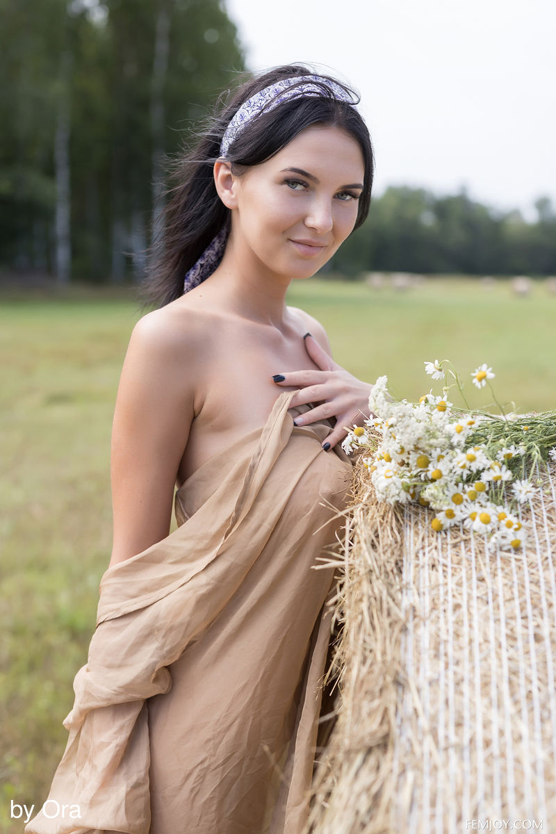 Busty Babe Simone Like Magnificent Woman