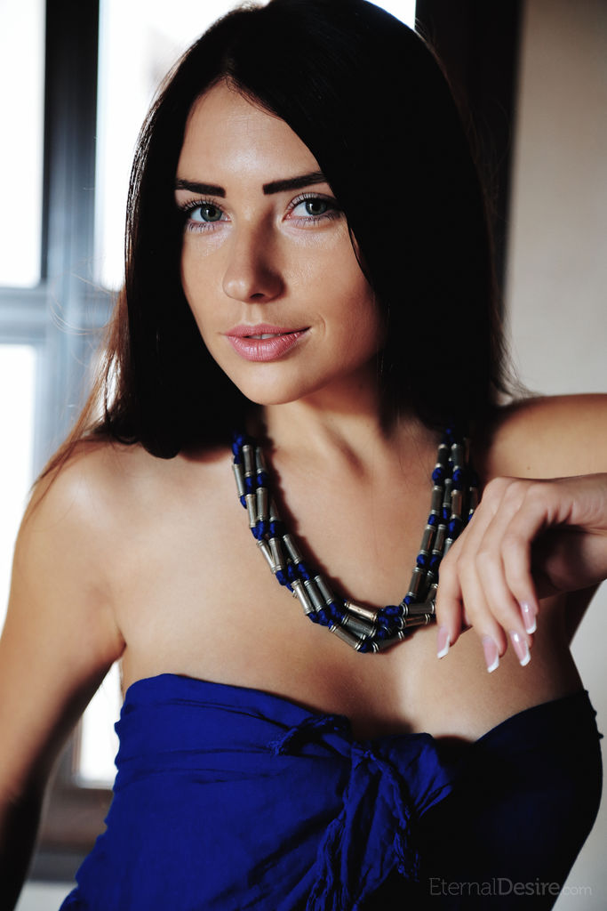 Busty Babe Niemira Looks Amazing