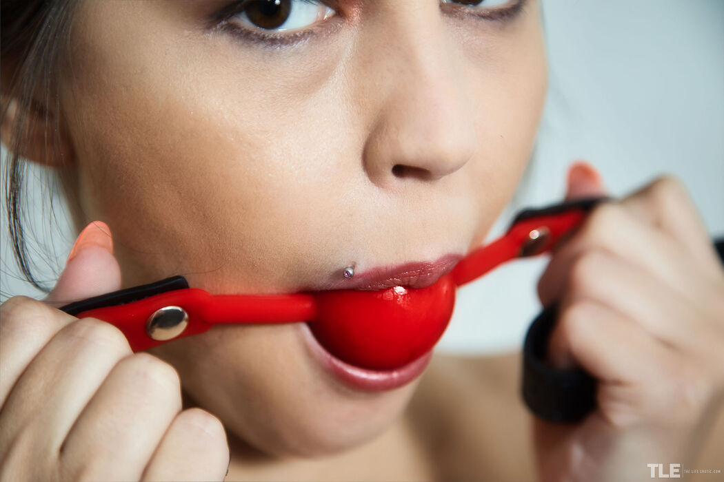 Cindy Shine Smiles And Puts The Dildo In Her Pussy