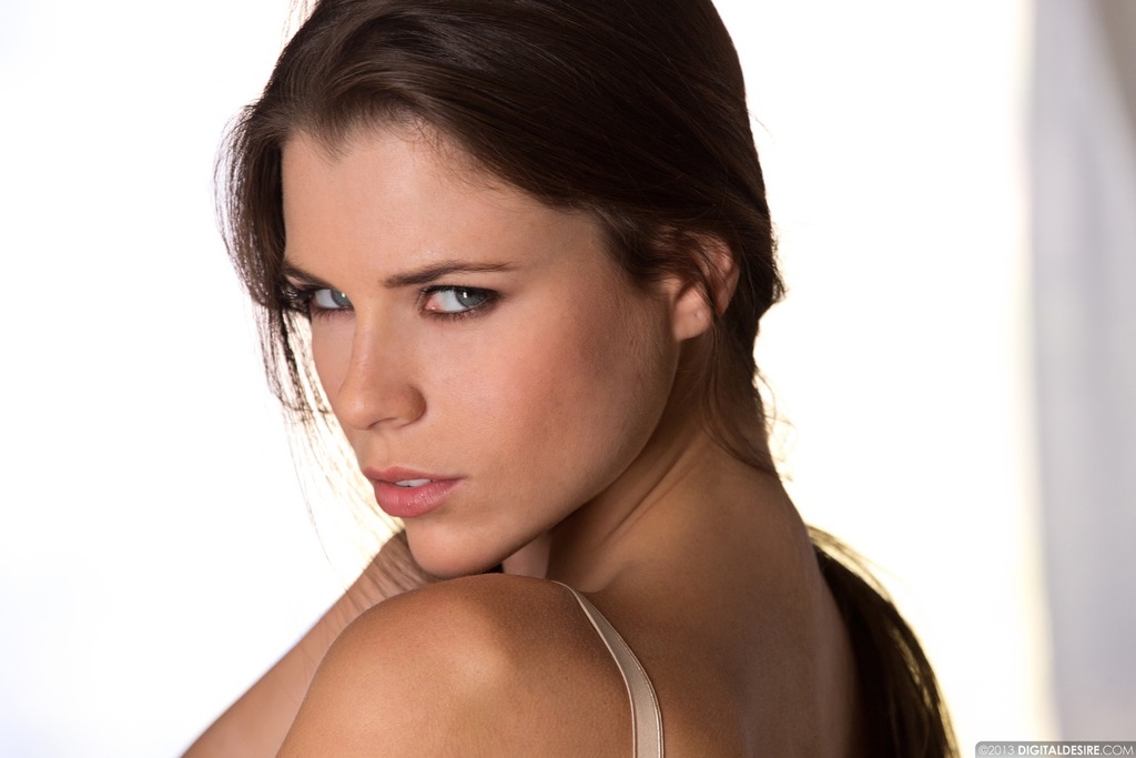 Curvy Valeria Strips Down