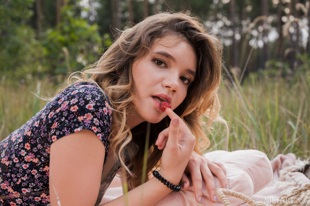 Cute Carrie Exposing Her Puffy Nipples And Peachy Ass