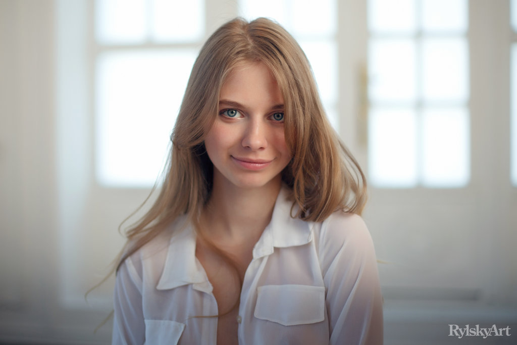 Cute Teen Siya Spreads Her Legs