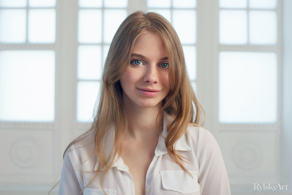 Cute Teen Siya Spreads Her Legs Cover Photo