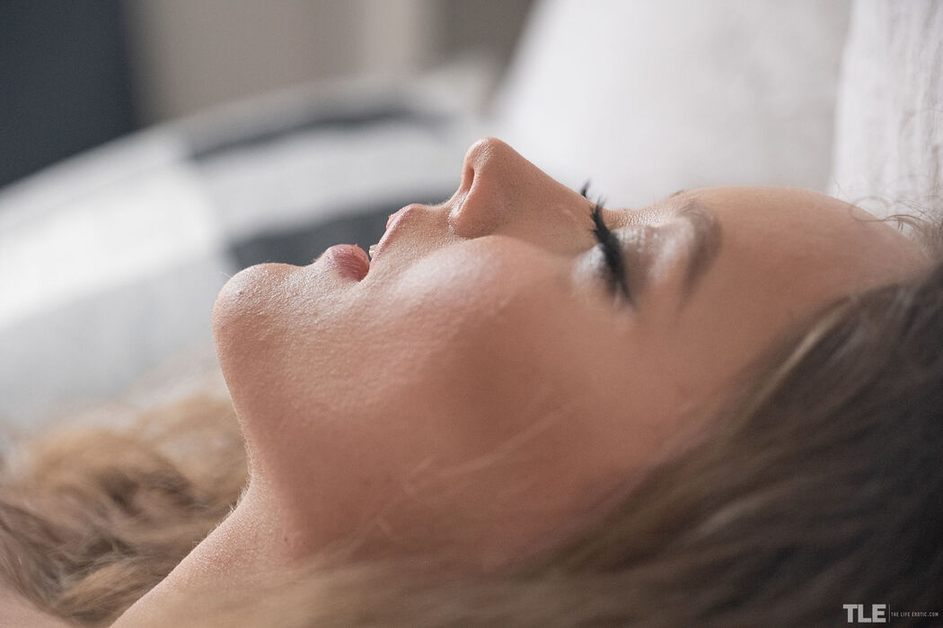 Doll-faced Blonde Lusilla Strips Off Her Pantyhose