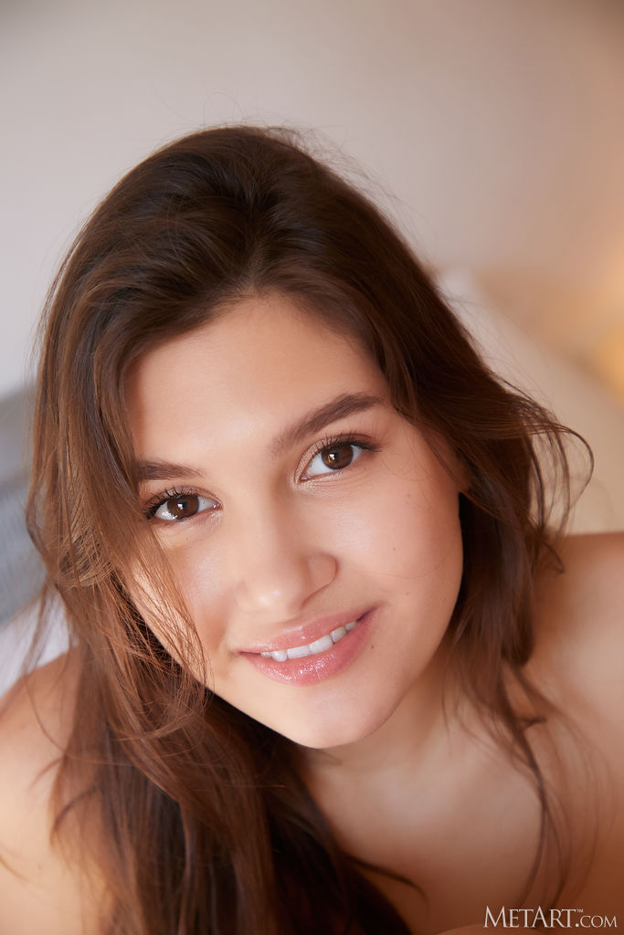 Ellie Luna Captivating Cutie Bares Her Lovely Breasts