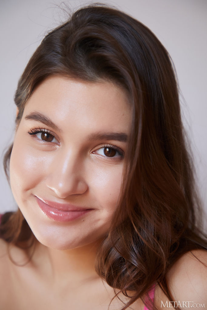 Ellie Luna Captivating Cutie Bares Her Lovely Breasts