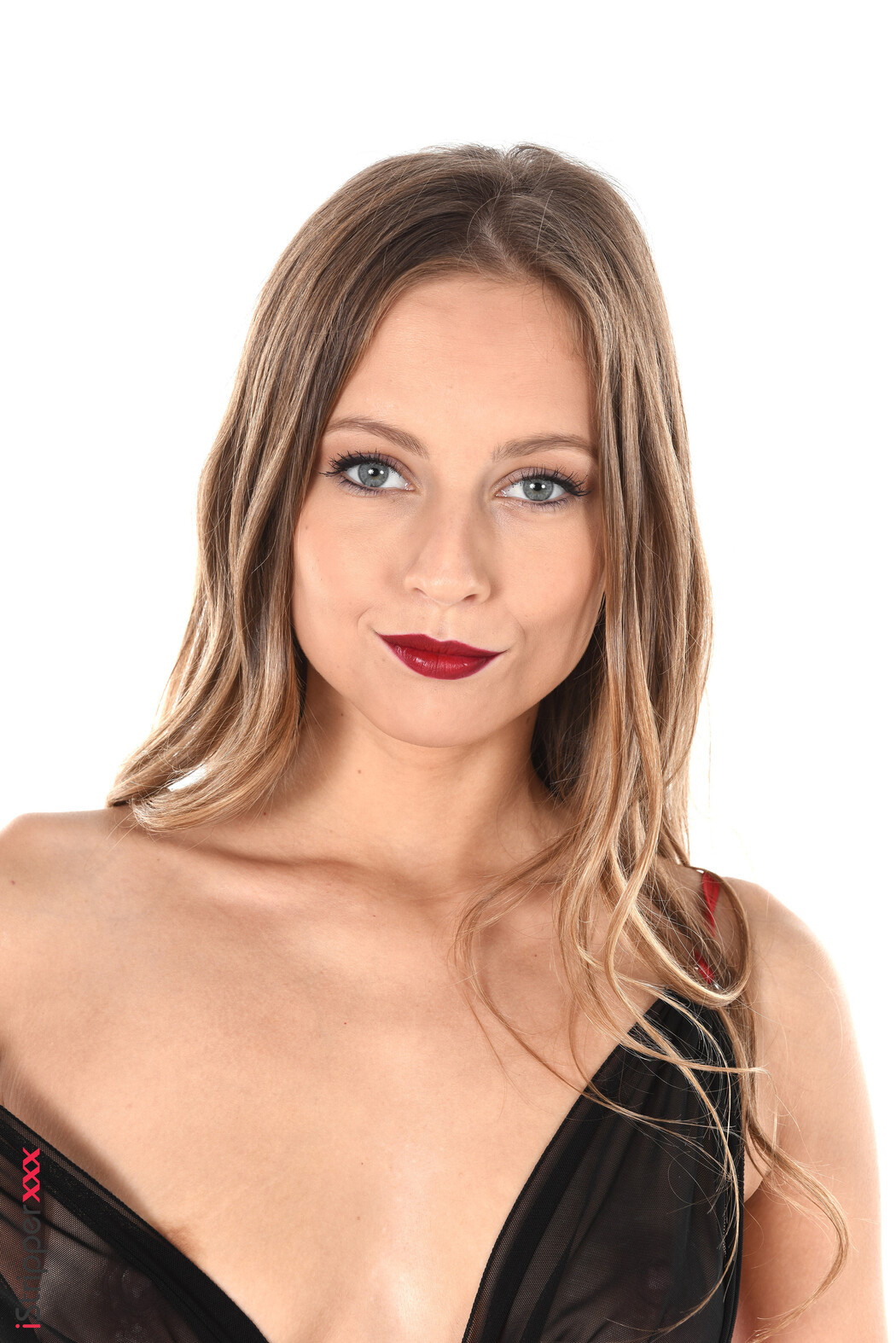 Elis Sexy Brunette Masturbates With Dildo