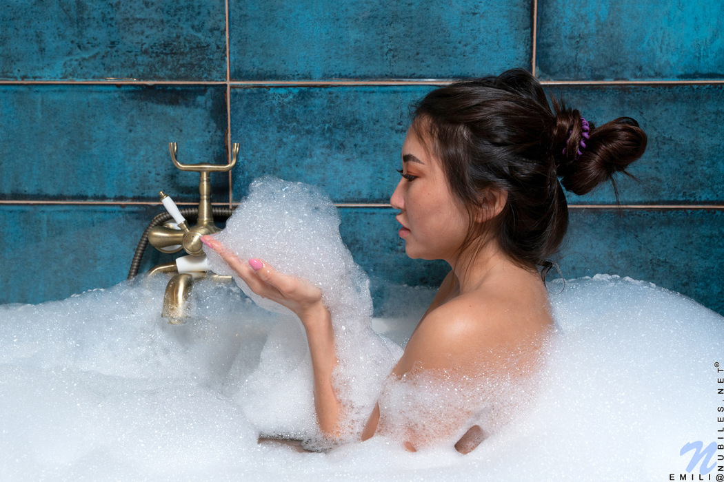 Emili Make Her Bare Pussy Twitch