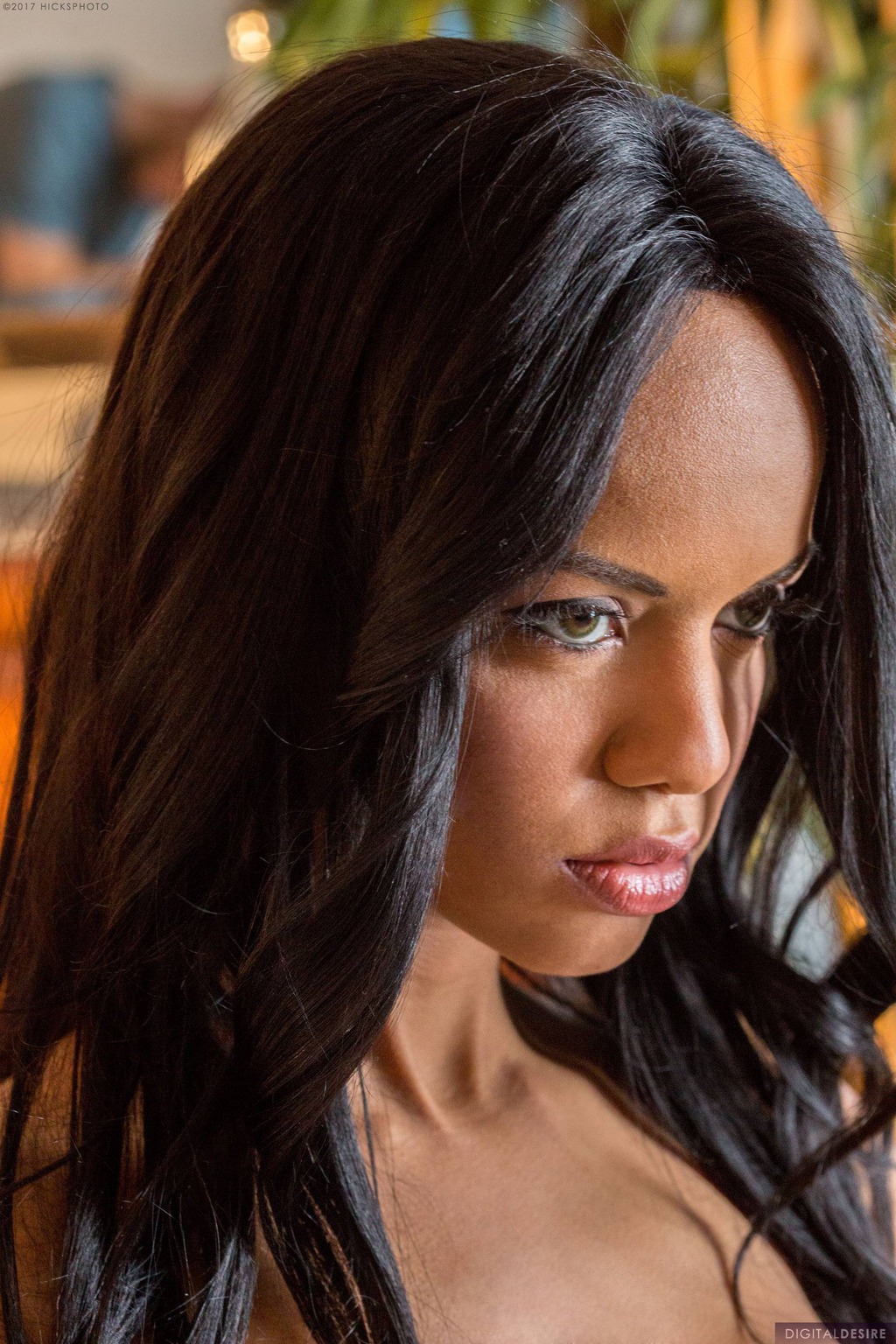 Erotic Babe Alyssa Lee Shows Off Her Big Boobs