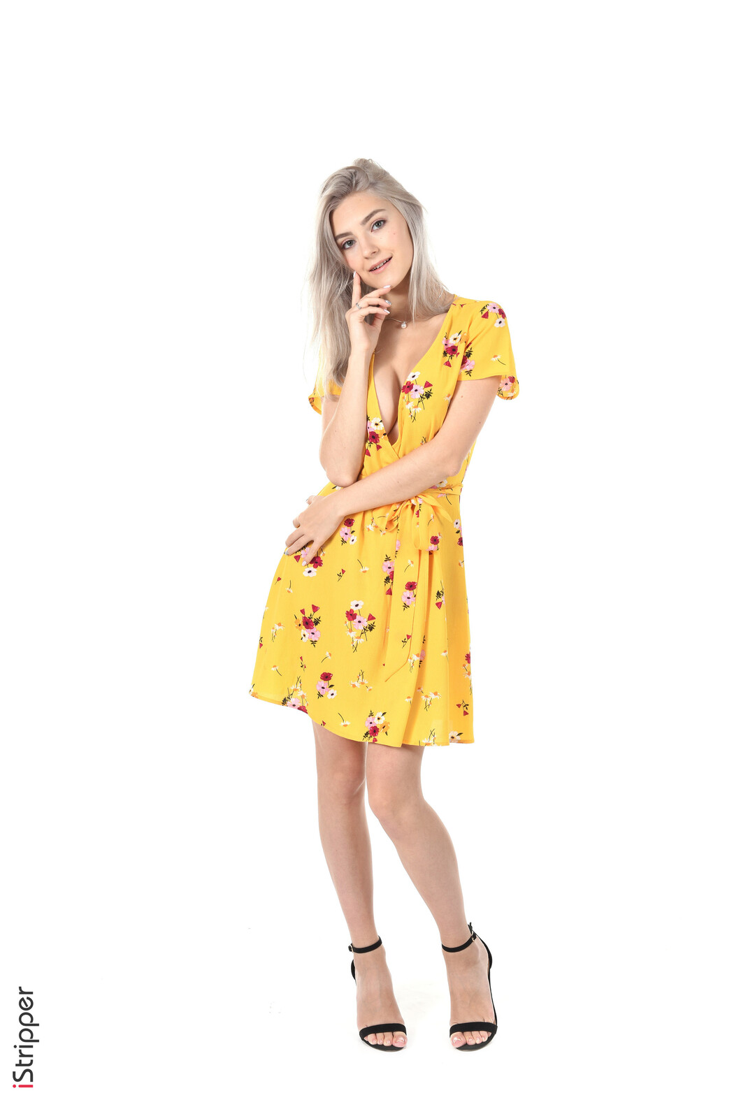 Eva Elfie Spreads Her Legs To Satisfy Pussy Cover Photo