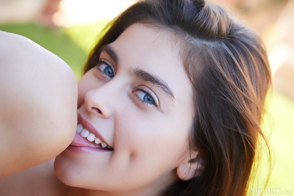 Foxy Alissa Offering Intimate Views Of Her Flawless Body