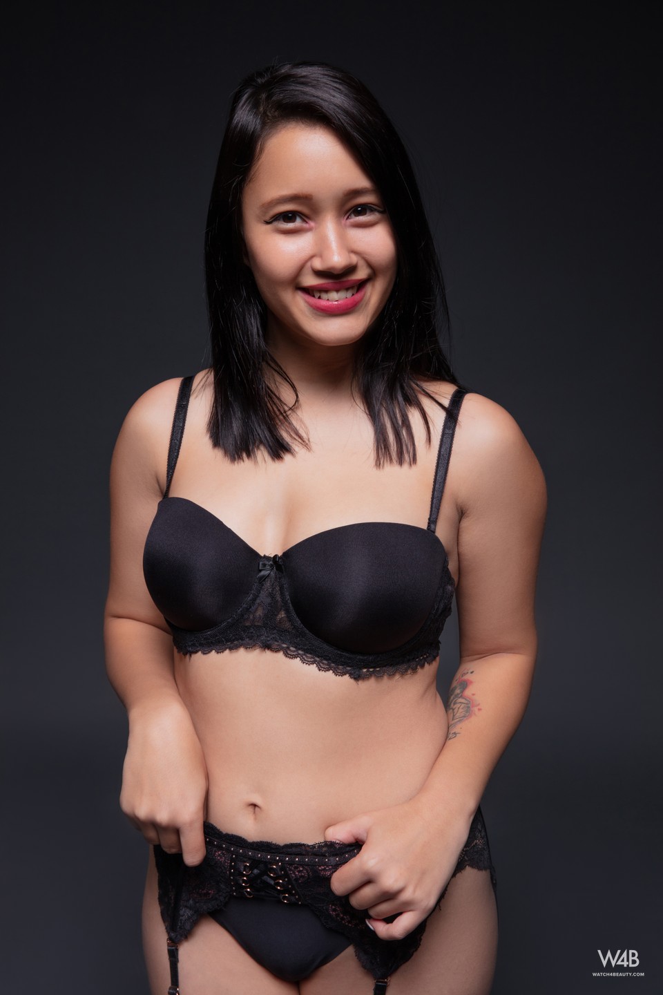 Famous Porn Star Lia Ponce Masturbation In The Studio