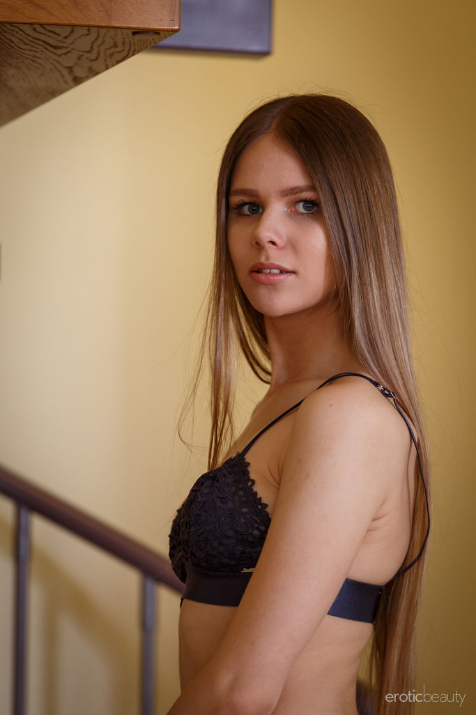 Evelinaa Shows Her Young Sexy Body Cover Photo