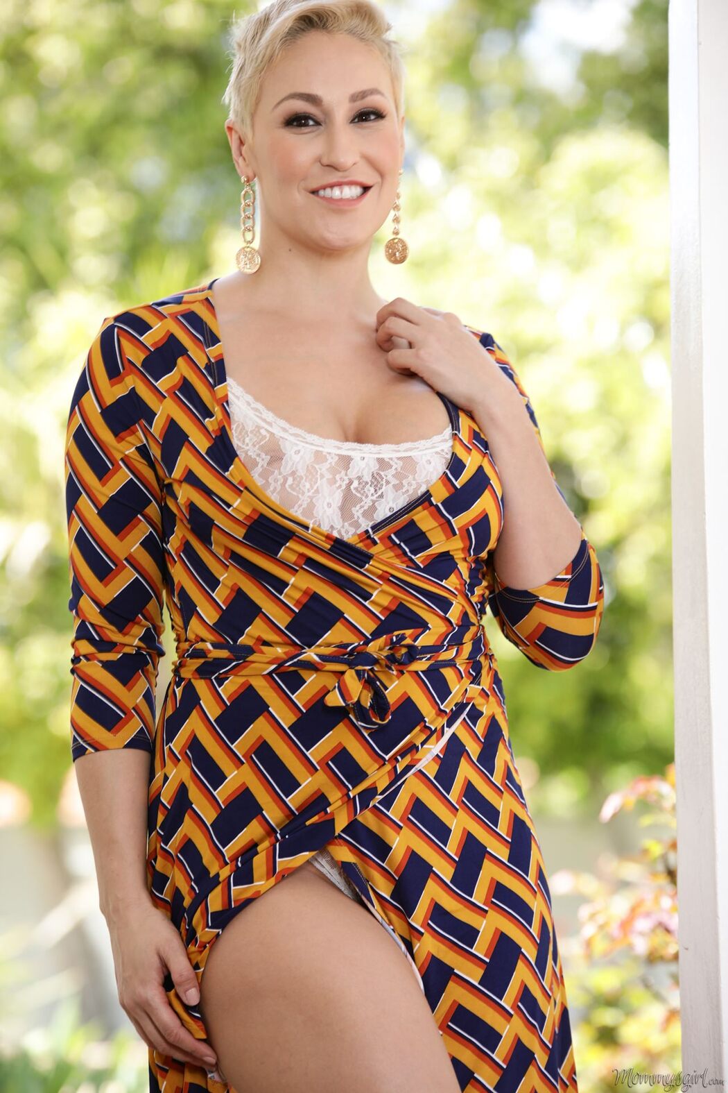 Glam Babe Ryan Keely Shows Her Titties