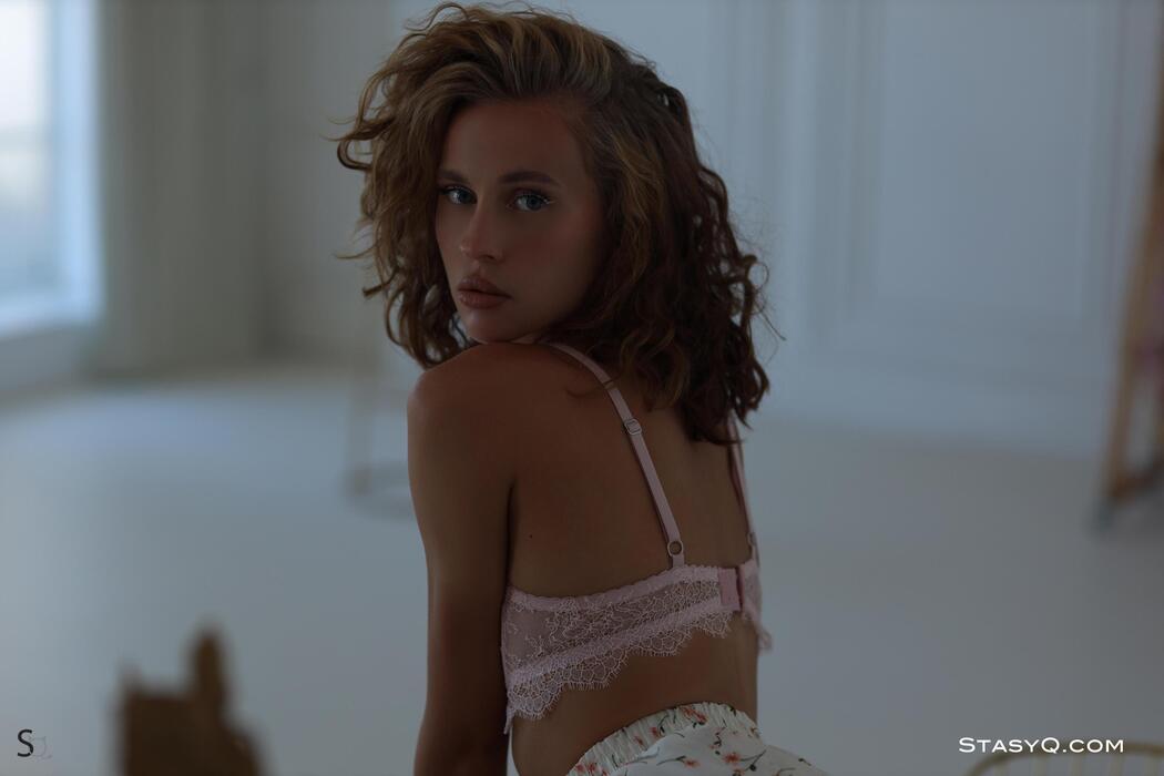 GwenQ Looks Amazing In Silk White Lingerie Cover Photo