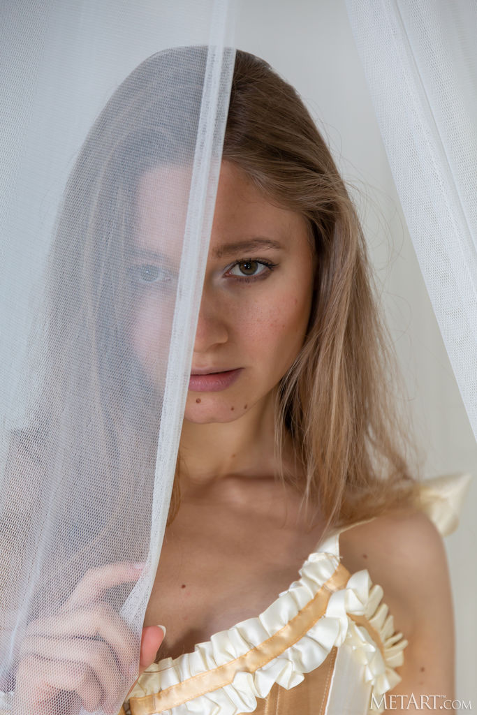 Gorgeous Italian Blonde Isla Slides The Mirror Between Her Thighs