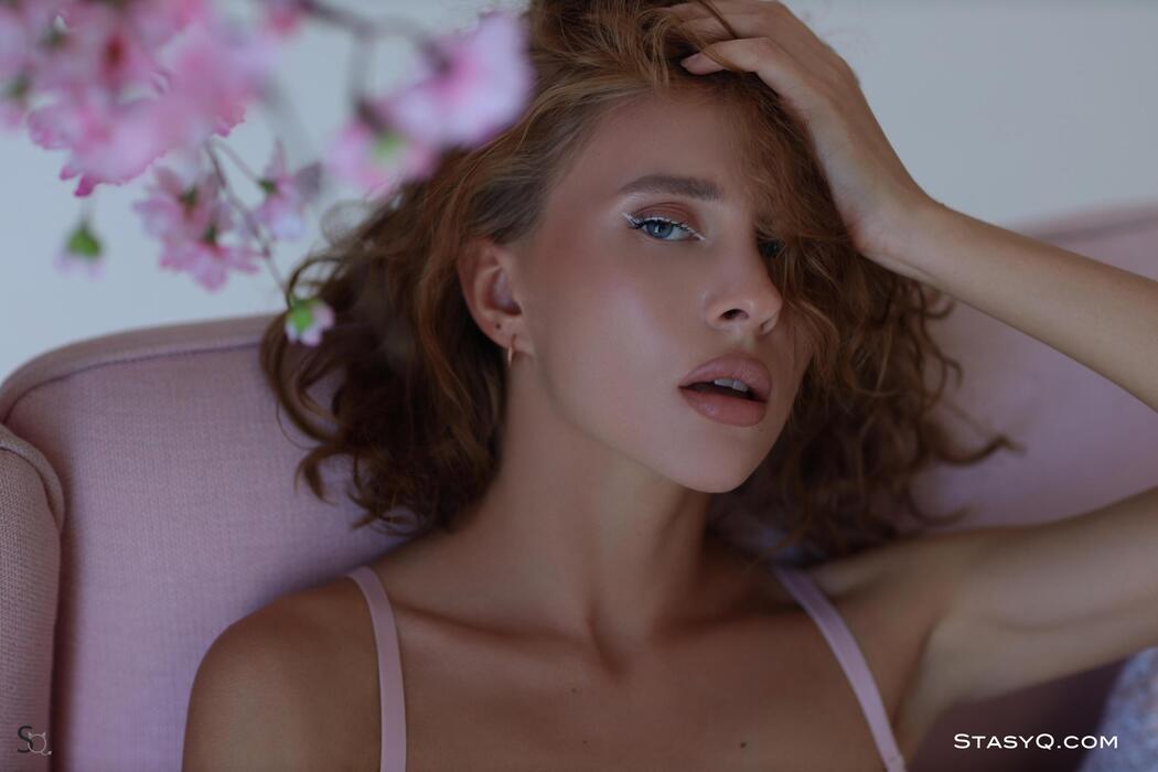 GwenQ Looks Amazing In Silk White Lingerie