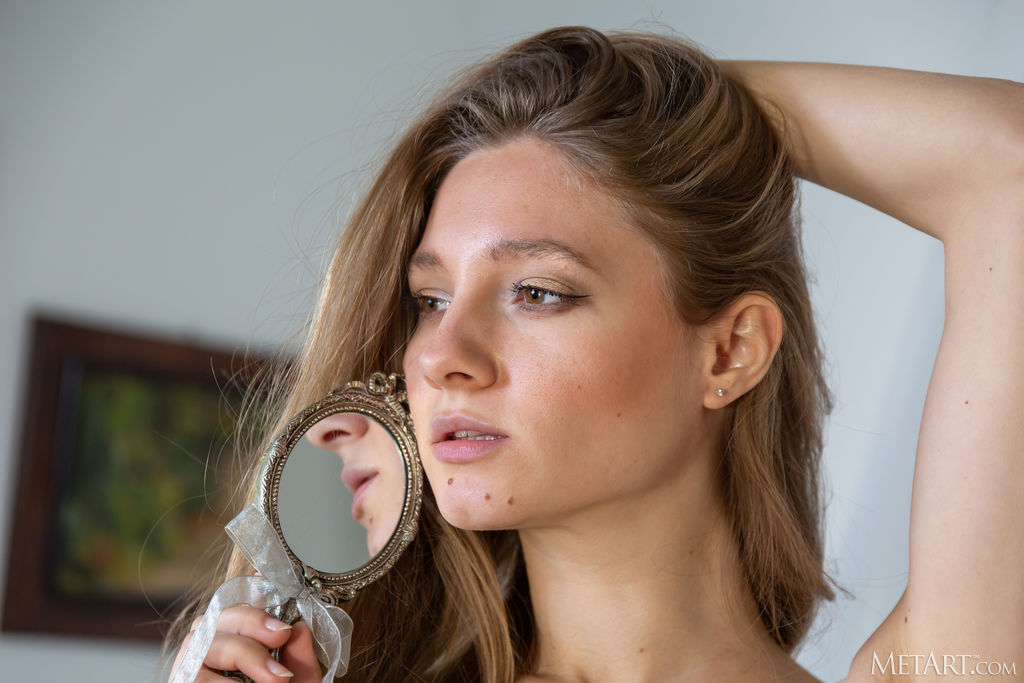 Gorgeous Italian Blonde Isla Slides The Mirror Between Her Thighs