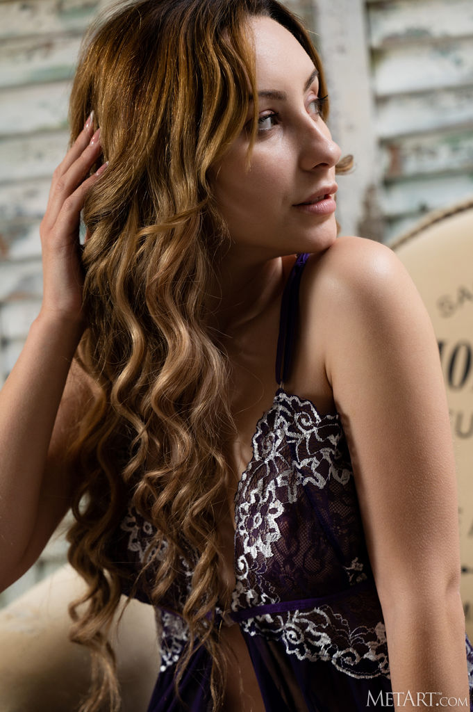 Italian Beauty Aleida And Slender Thighs For An Intimate View Of Her Shaved Pussy