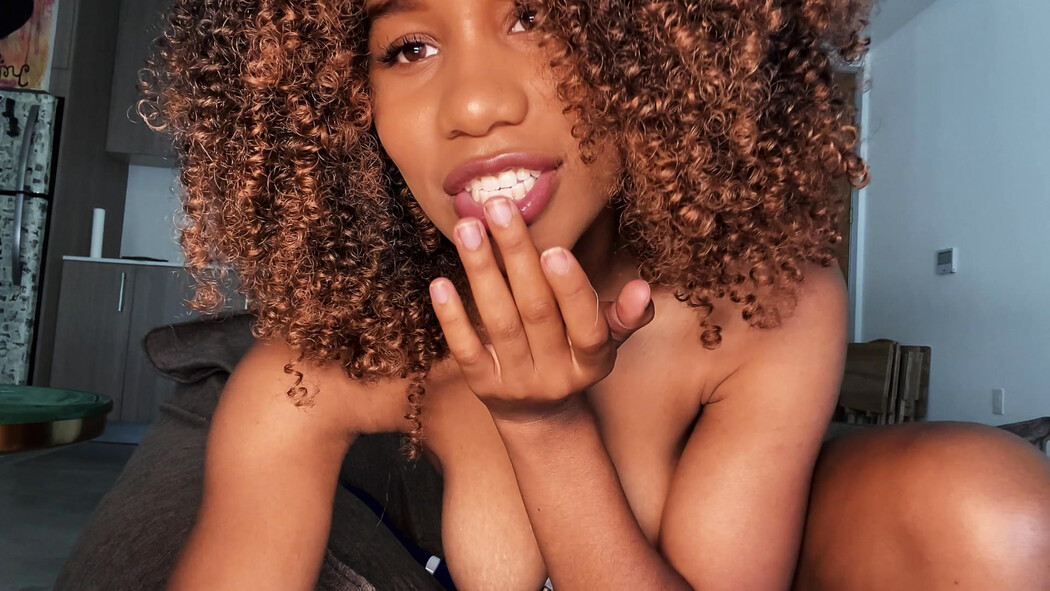 Jenna Foxx Spreads Her Legs Wide And Plays With Her Wet Pussy