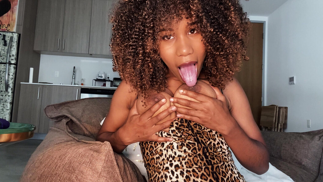 Jenna Foxx Spreads Her Legs Wide And Plays With Her Wet Pussy