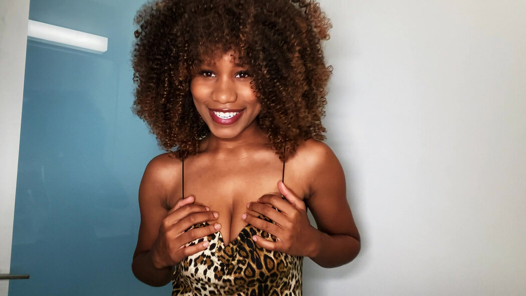 Jenna Foxx Spreads Her Legs Wide And Plays With Her Wet Pussy Cover Photo