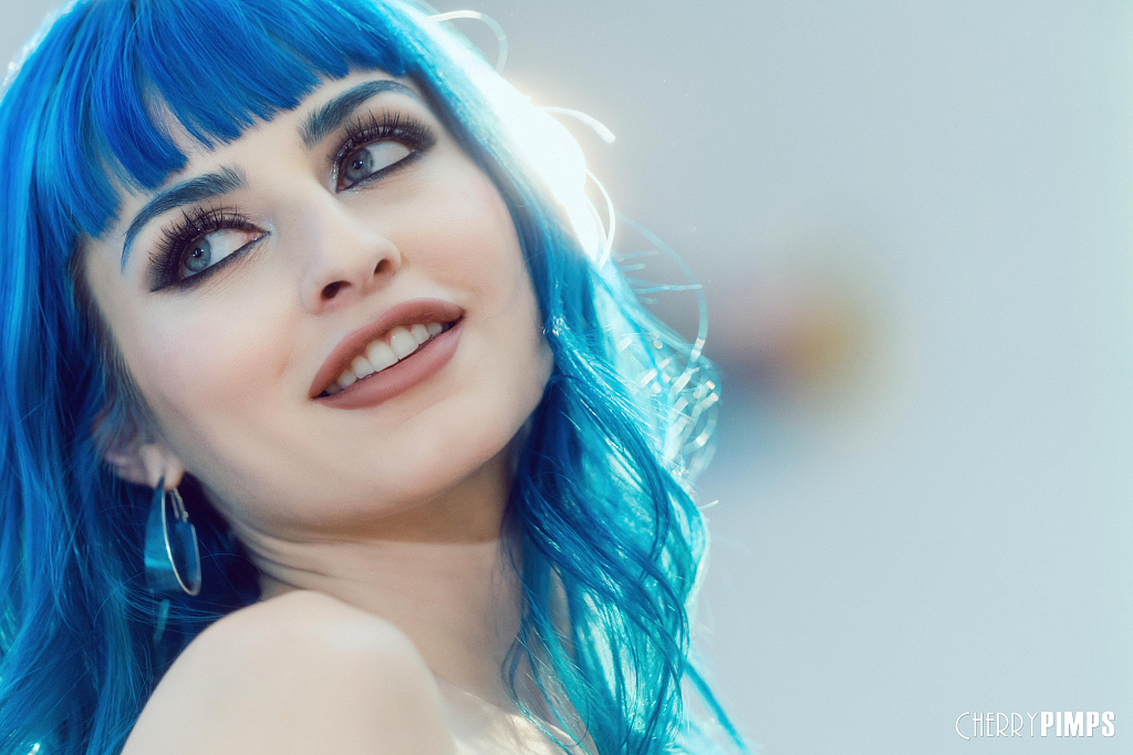 Jewelz Blu Licking Her Toy Just Like It Was Your Cock