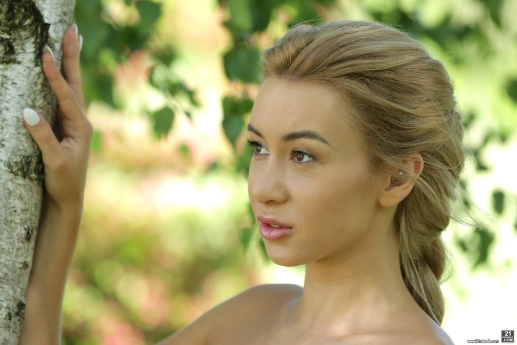 Katrin Tequila Offers Cock Sucking Service At Nature