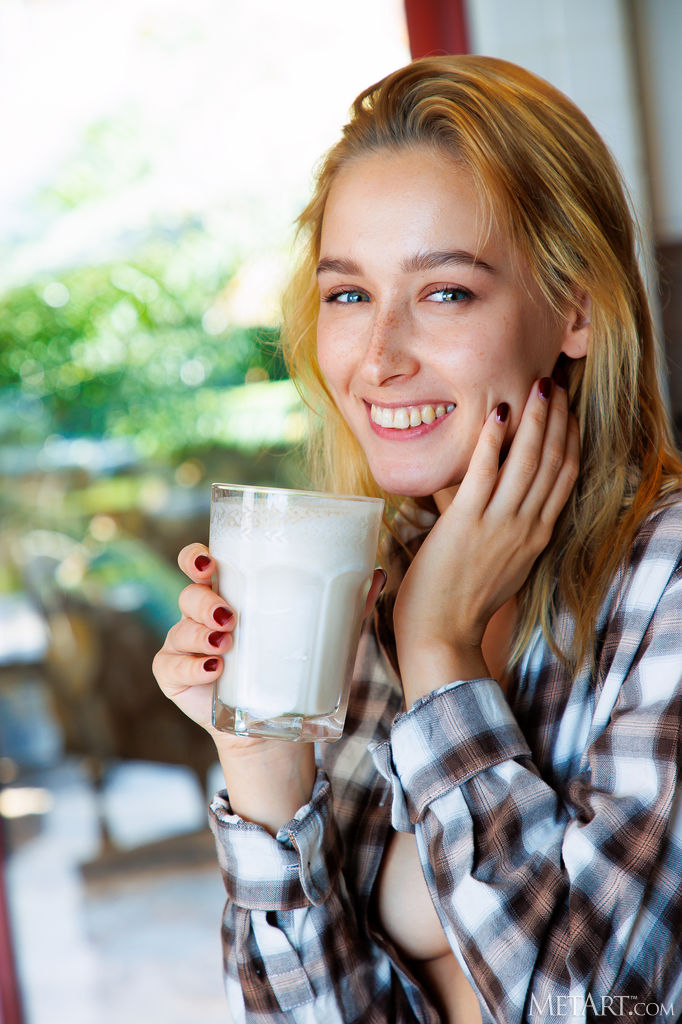 Kelly Collins Reveal The Tuft Of Hair That Crowns Her Plump-lipped Pussy